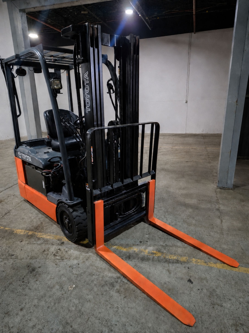 2017 Toyota Electric 3-Wheeler Forklift with 4,000lbs. Cap., 3-Stage Mast with Side-Shifter - 123Forklift