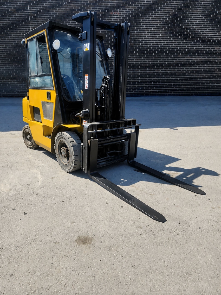 Caterpillar LPG Outdoor Forklift with 5,000lbs. with Heated Cab, 2-Satge Mast with Side-Shift - 123Forklift