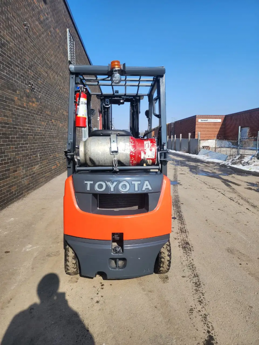 Toyota LPG Forklift, 3,000lbs Cap. with 3-stage Mast with Side-shift - 123Forklift