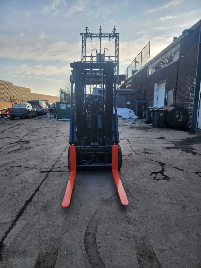 Toyota Electric Forklift with 5,000 lb Capacity - 123Forklift