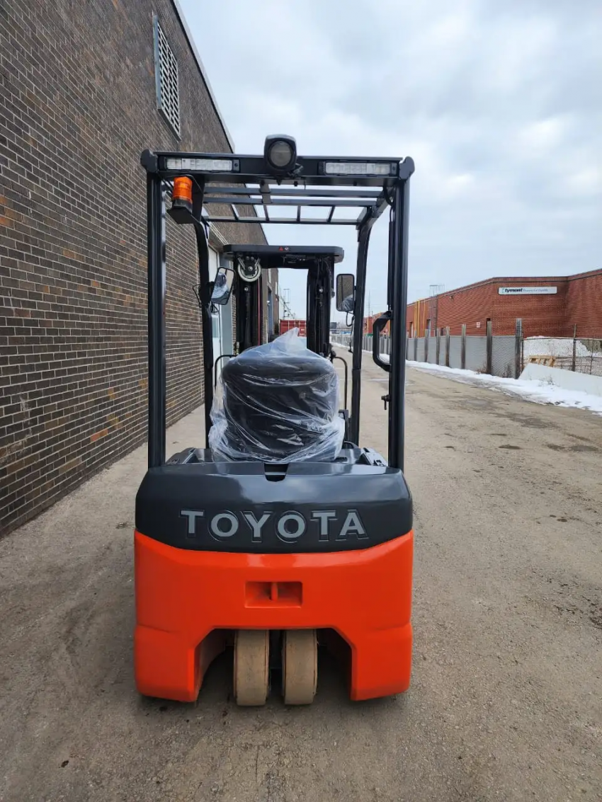 Toyota Electric 3 Wheeler with 4,000 lb Capacity with 3-stage Mast and Side-shift - 123Forklift