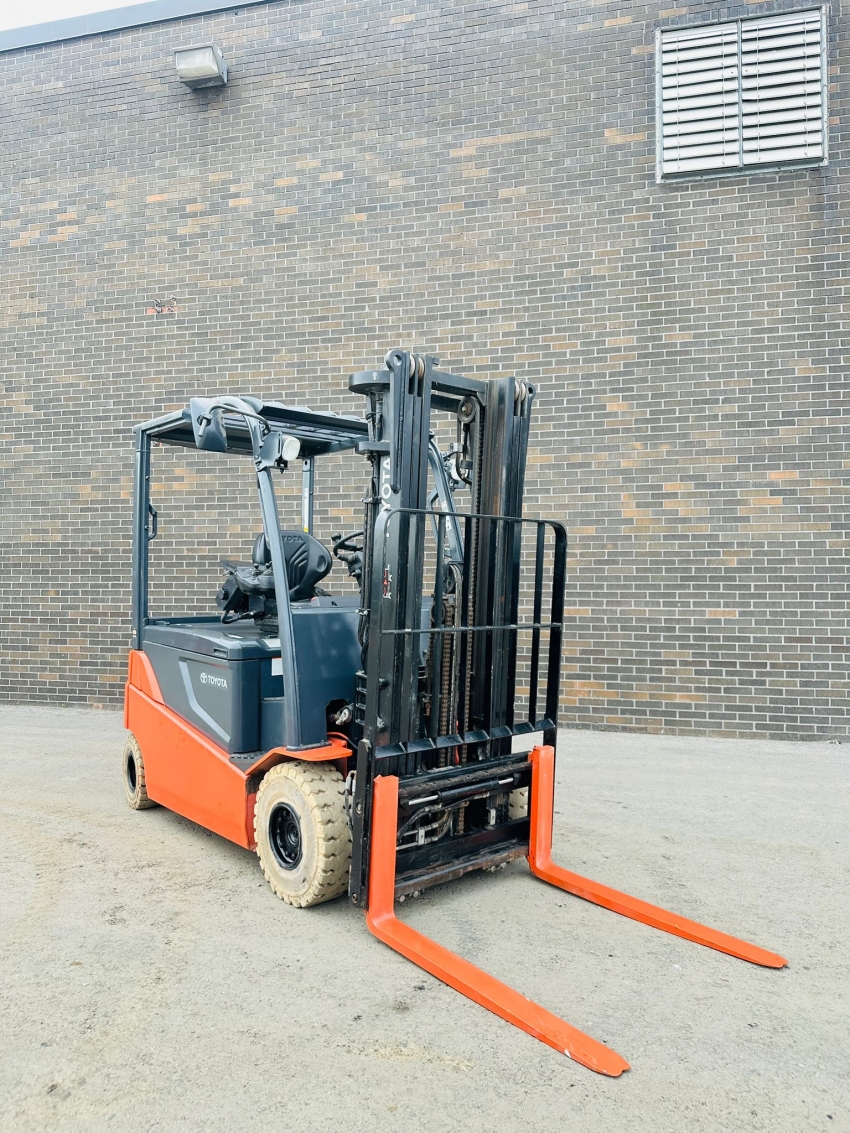 2018 Toyota 5000lbs Cap. Electric Outdoor Forklift W 3 Stage Side-Shift - 123Forklift