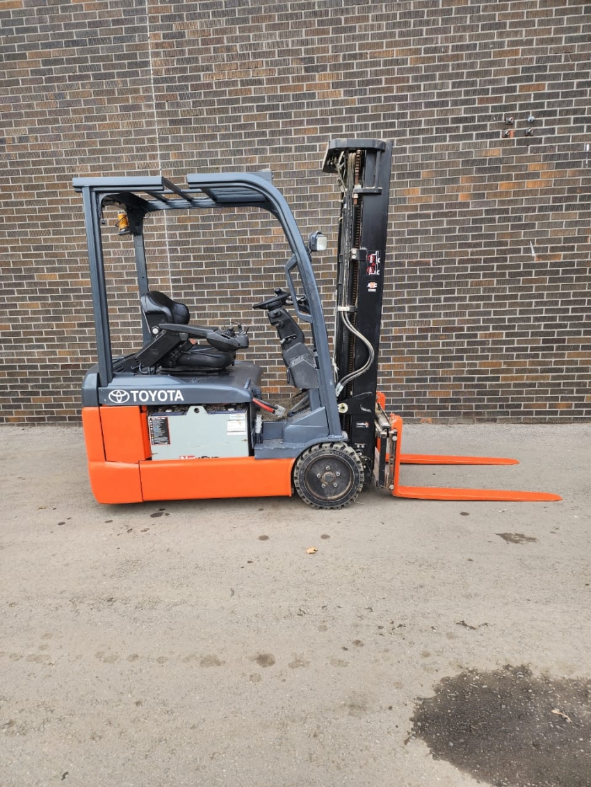 2018 Toyota 3-Wheeler 4000 Lbs Cap. With 3-Stage Side-Shift Charger Included - 123Forklift