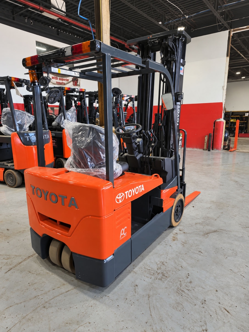 Toyota Electric 3-wheeler with 4,000lb Cap. 4-stage Mast with Side-shifter - 123Forklift