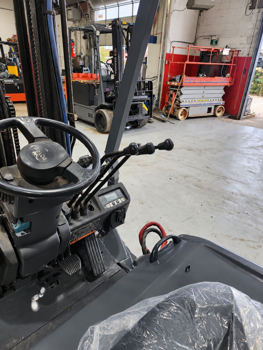2017 Toyota Electric with 3,500lb Cap. 3-stage Mast with Side-shifter - 123Forklift