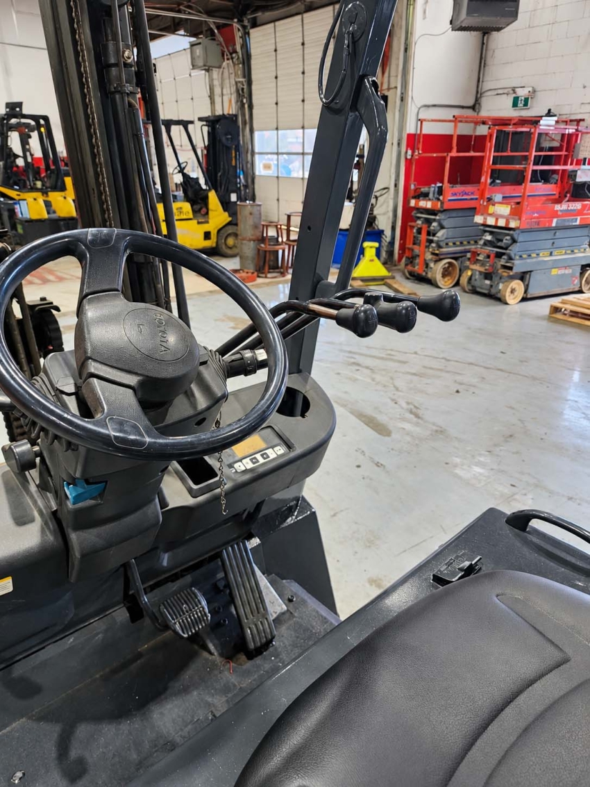 Toyota Electric 4-wheeler with 5,000lb Cap. 3-stage Mast with Side-shifter - 123Forklift