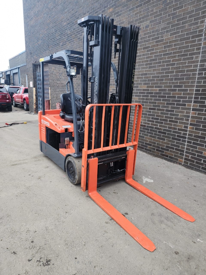 Toyota Electric 3 Wheeler Forklift With 4.000lbs 3-Stage With Side-Shift - 123Forklift