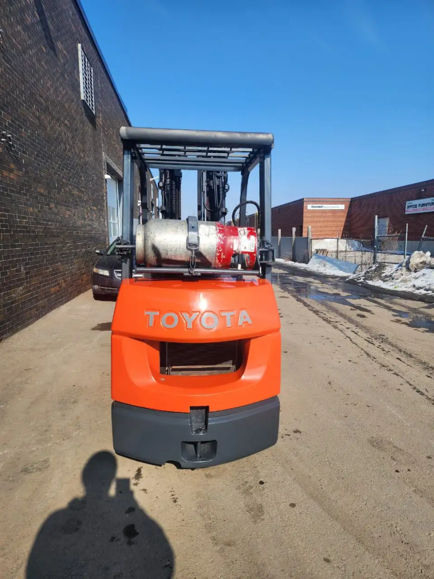 Toyota LPG 5,000 lb Forklift with 4-stage Mast and Side-shift - 123Forklift