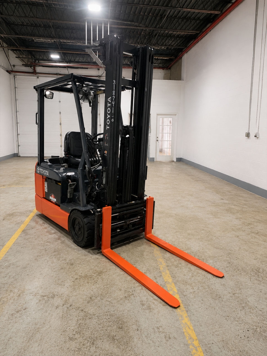 Toyota Electric 3-Wheeler Forklift with 3,000lbs. Cap., with Side-shift and Fork Positioner - 123Forklift