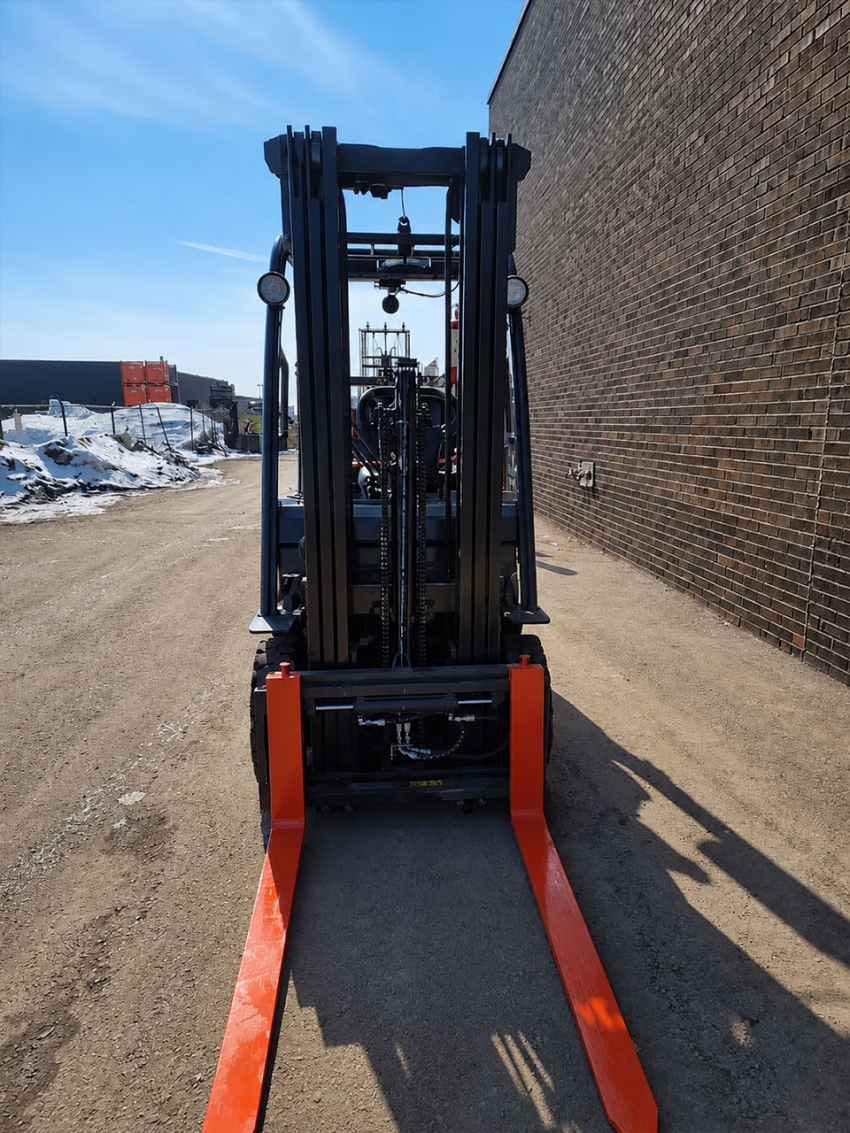 Toyota LPG Forklift, 3,000lbs Cap. with 3-stage Mast with Side-shift - 123Forklift