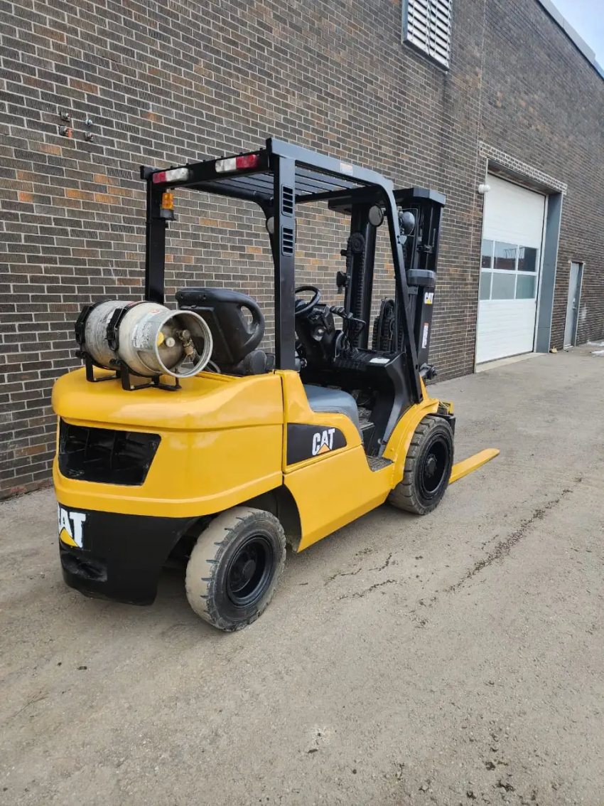 Caterpillar LPG Outdoor Forklift 6,000lbs Cap 3-stage with Side-shift  - 123Forklift