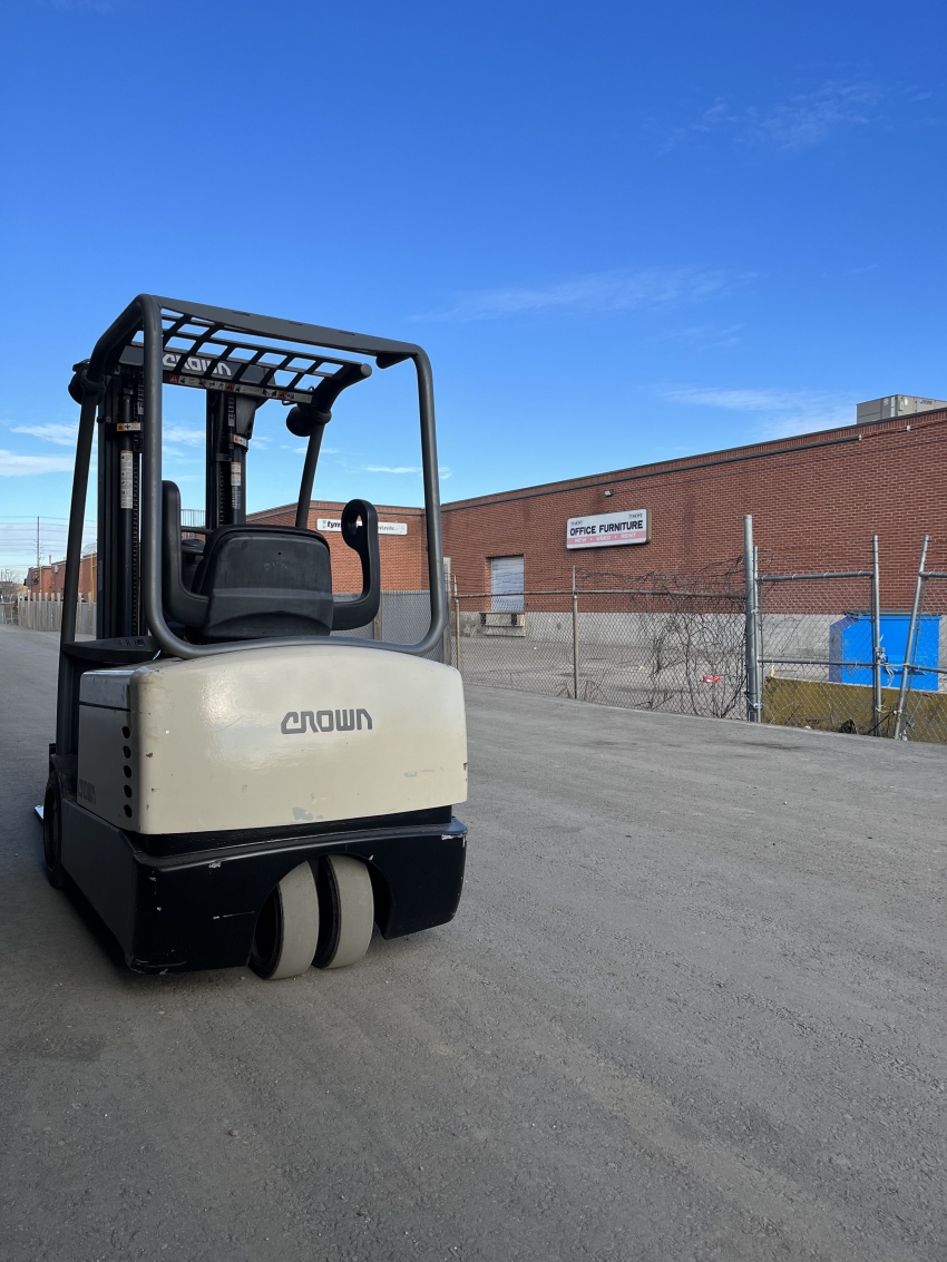 2012 Crown Forklift 3-Wheeler 3500lbs Cap. W 3 Stage Side-Shift - 123Forklift