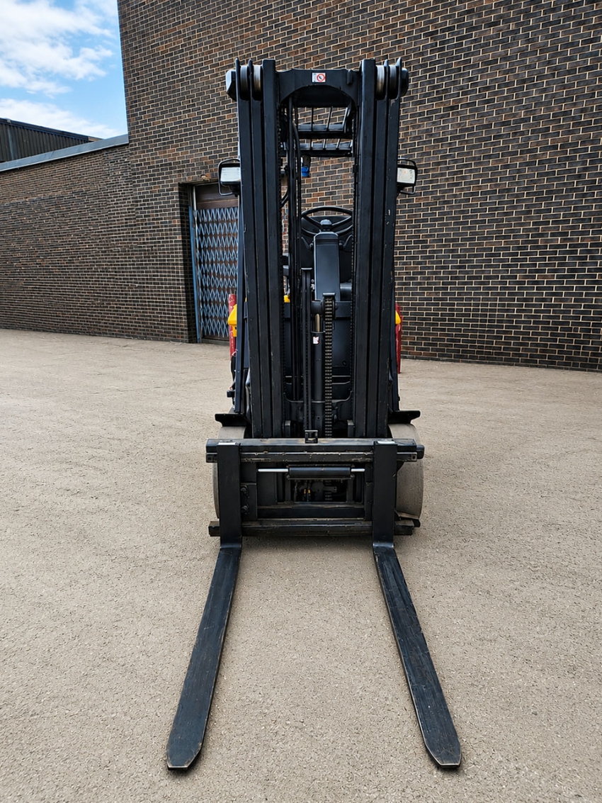 Yale ERC050 Electric Forklift, 4500lbs Cap., Outdoor/Indoor Forklift, Certified 3 Stage w Side-shift - 123Forklift