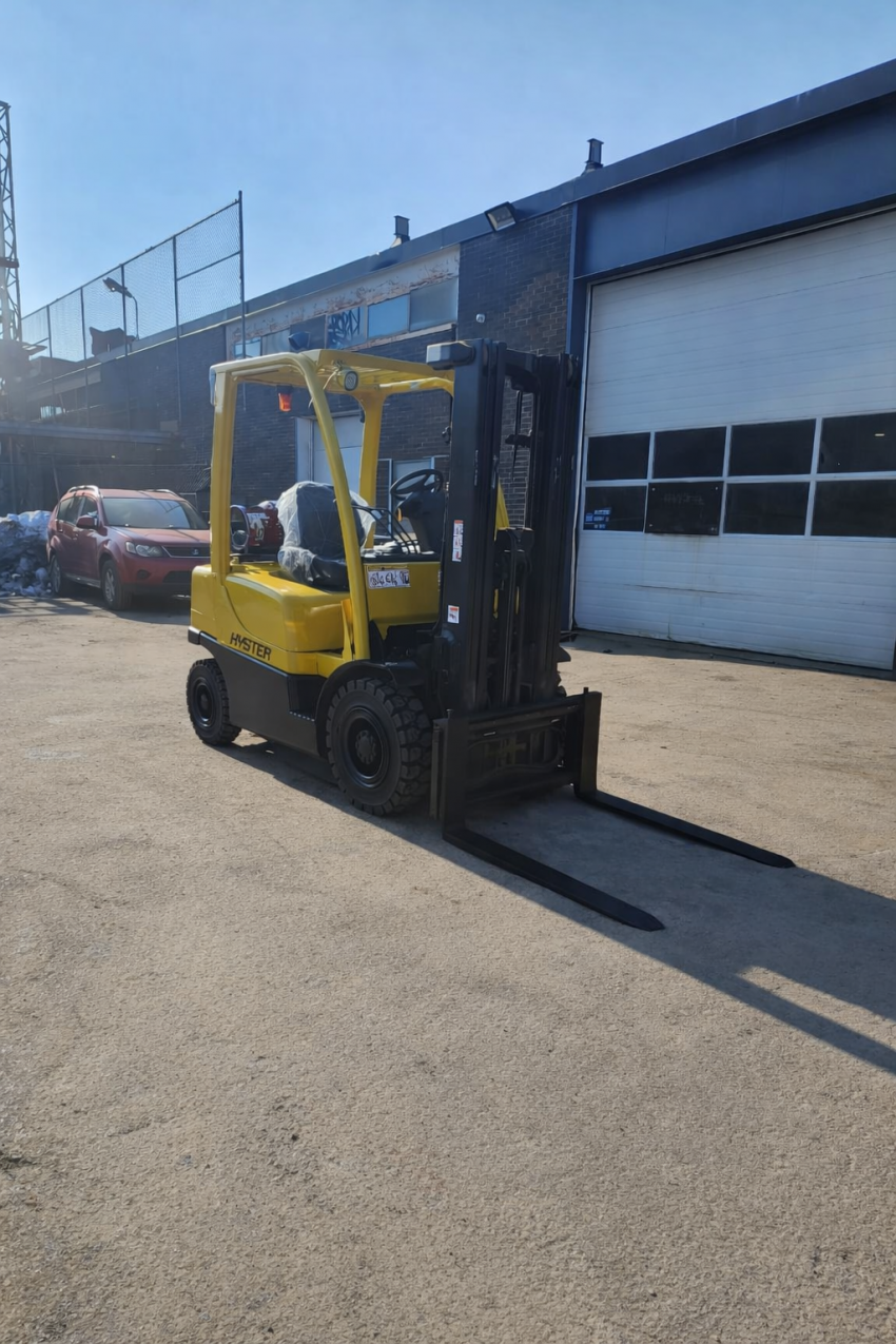 Hyster LPG Forklift with 4,000lbs Capacity - 3-stage Mast with Side-shift - 123Forklift