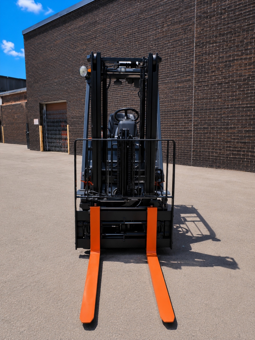 Toyota Electric 4 Wheeler Forklift with 5,000lbs Capacity. 2-stage Mast with Side-shift and Fork Pos - 123Forklift