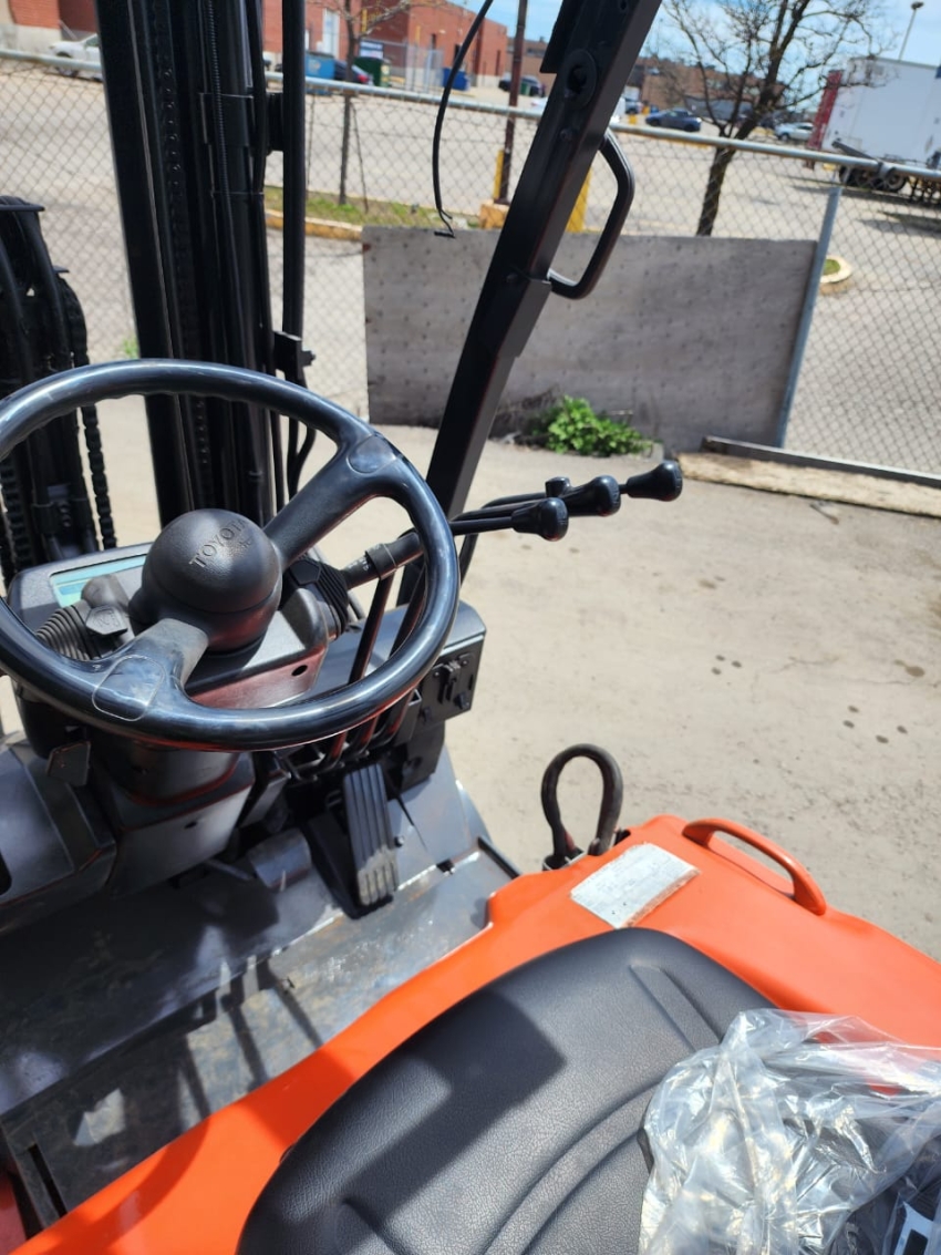 Toyota Electric 3-Wheeler Forklift 3,000lbs. Capacity. 3-stage Mast with Side-Shift. - 123Forklift