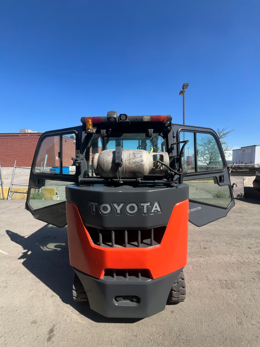 2017 Toyota 8000lbs CAP LPG Forklift Heated Cab & Fork-Positioner - 123Forklift