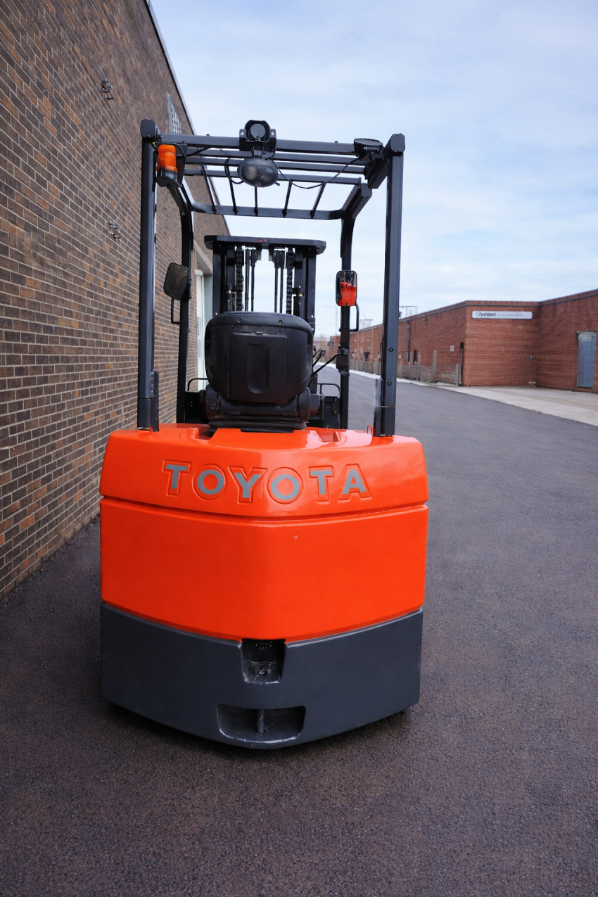 Toyota Electric Counterbalance Forklift with 10,000lbs Cap Equipped with Side-shift and Fork Positio - 123Forklift