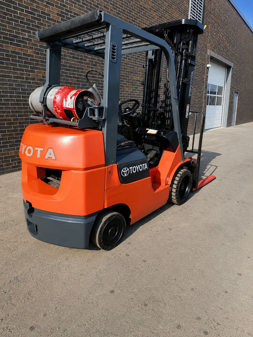 Toyota LPG 5,000 lb Forklift with 4-stage Mast and Side-shift - 123Forklift