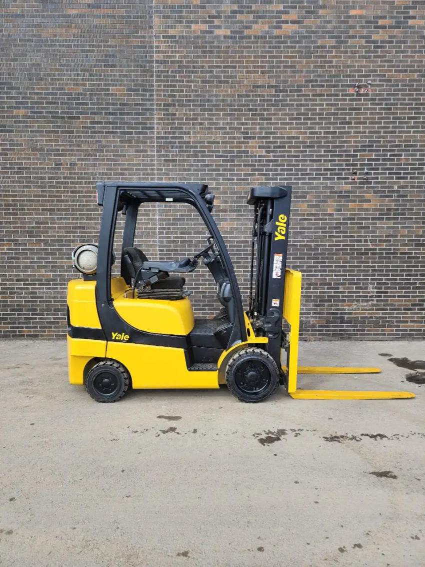 Yale LPG Forklift with 6,000lbs Cap., 3-stage Equipped with Side Shift - 123Forklift