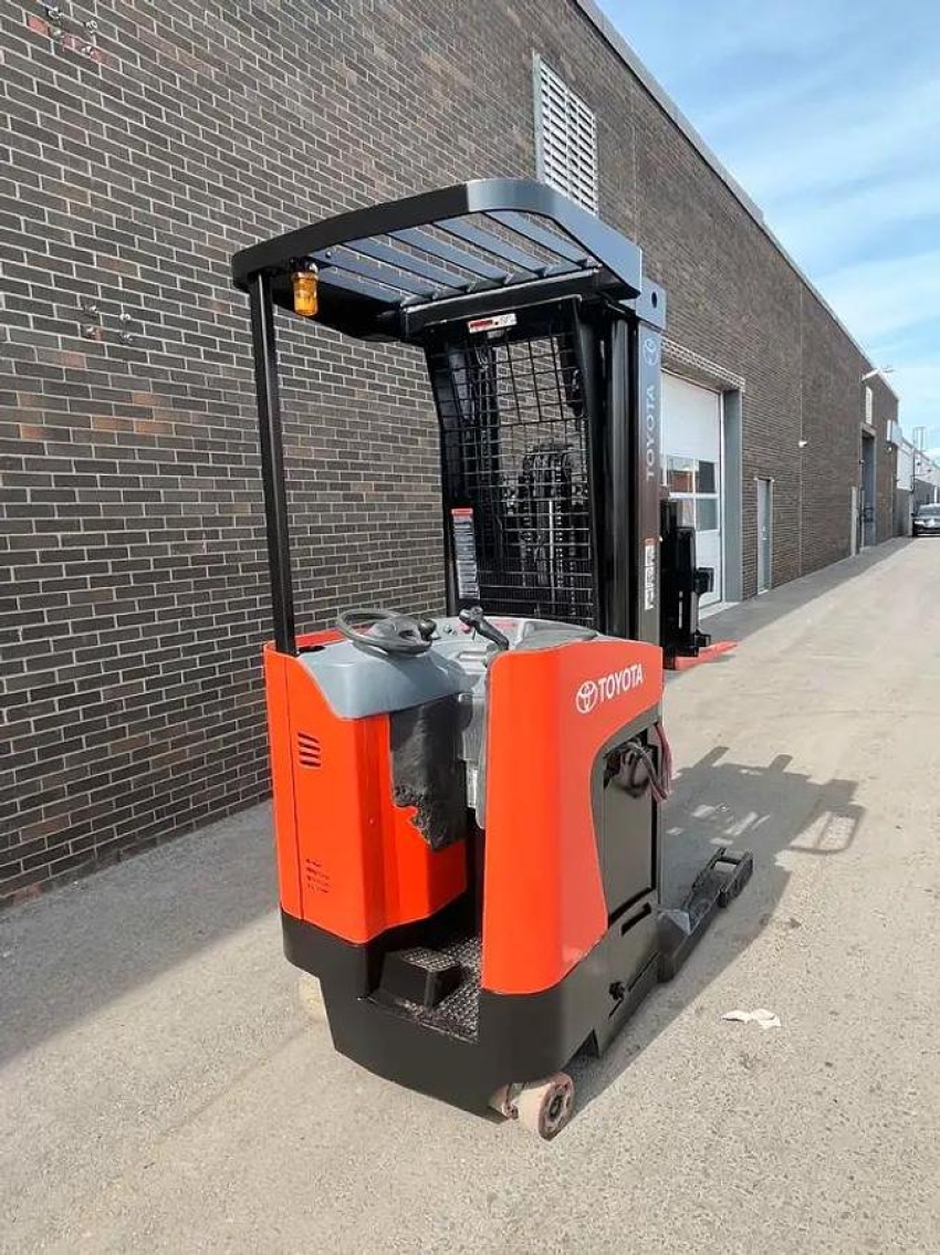 2014 Toyota Reach Forklift 4500lb cap Certified Charger Included LOW HOURS - 123Forklift