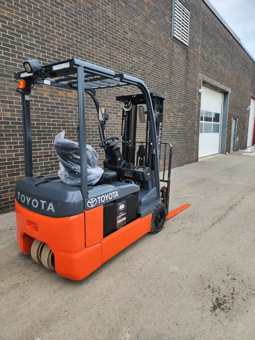 Toyota Electric 3 Wheeler with 4,000 lb Capacity with 3-stage Mast and Side-shift - 123Forklift
