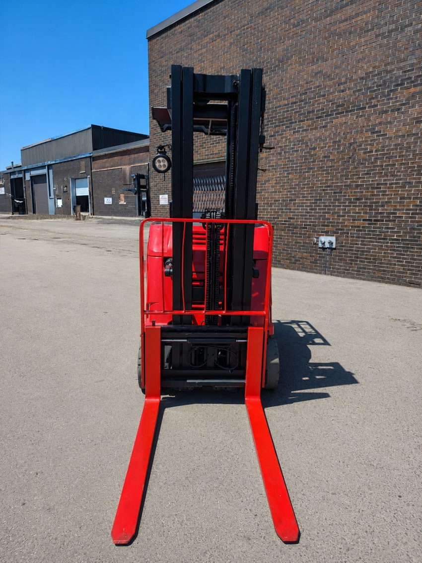 Raymond Dock Stocker Forklift with 3,500lb Capacity - 123Forklift