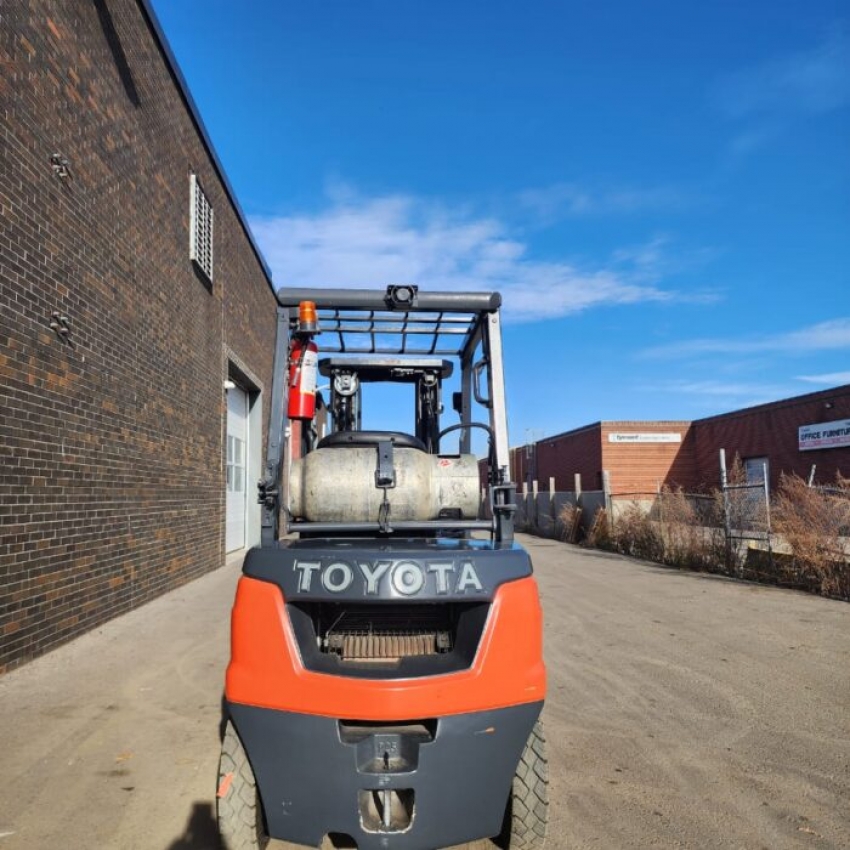 2022 Toyota 5000lbs Cap. Outdoor Propane 3 Stage W Side-Shift Forklift (10239) - 123Forklift