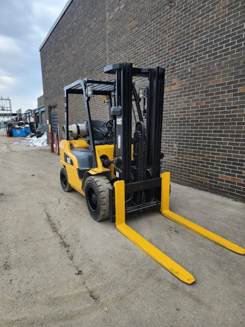 Caterpillar LPG Outdoor Forklift 6,000lbs Cap 3-stage with Side-shift