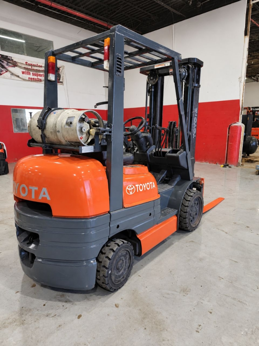 Toyota LPG Forklift with 5,000 lbs. Capacity, 3-stage Mast w/ Side-shift - 123Forklift