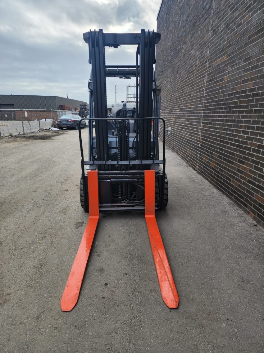 2018 Toyota Propane Forklift. 6500lbs Cap.. 3-Stage W Side-Shift - 123Forklift
