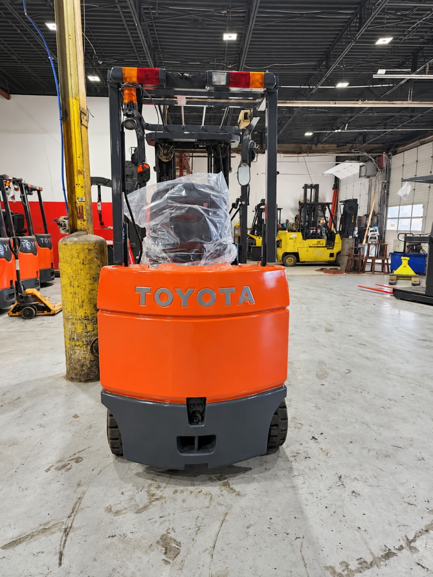 Toyota Electric 4-wheeler with 6,000lb Cap. 3-stage Mast w/ Side-shfter & Fork-positioner - 123Forklift