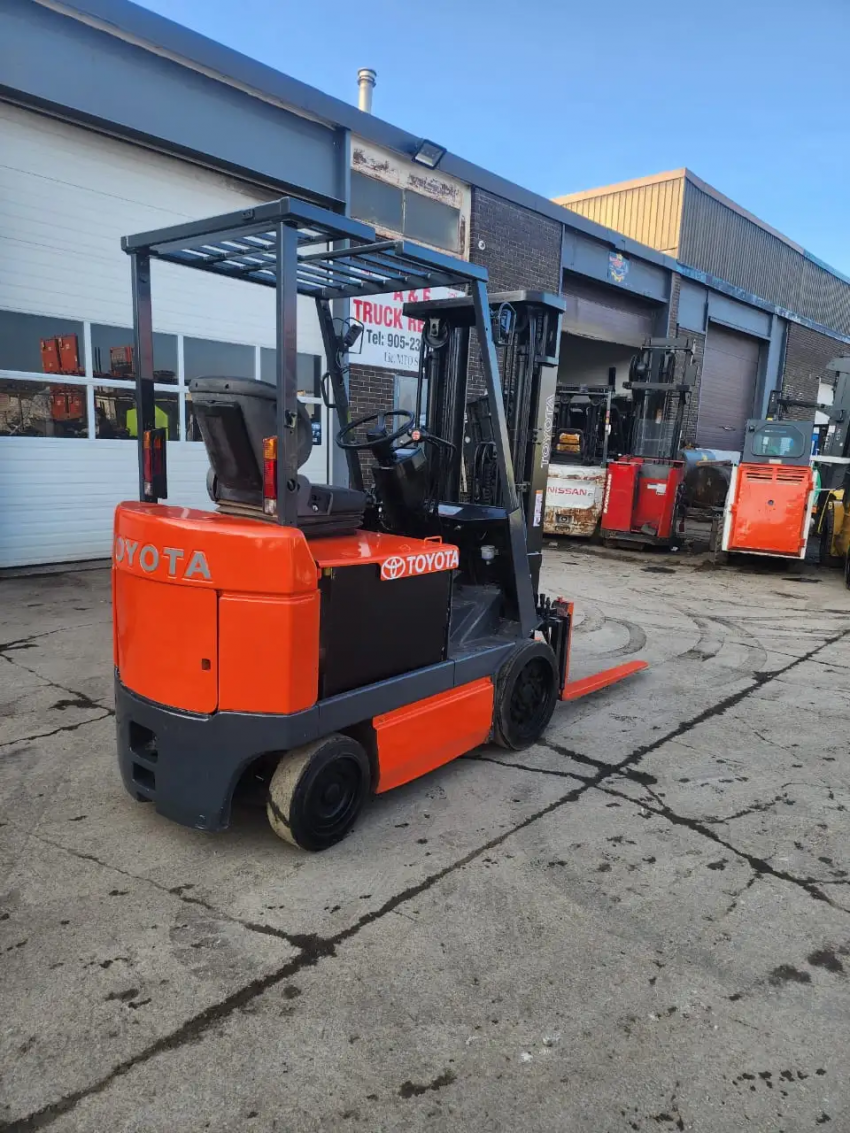 Toyota Electric Forklift with 5,000 lb Capacity - 123Forklift