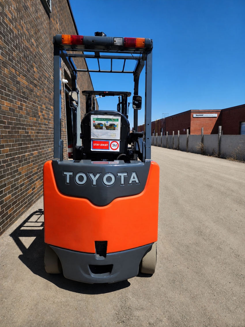 Toyota Electric Forklift with 5,000lbs. Capacity 2-stage with side-shift. Certified with Charger - 123Forklift
