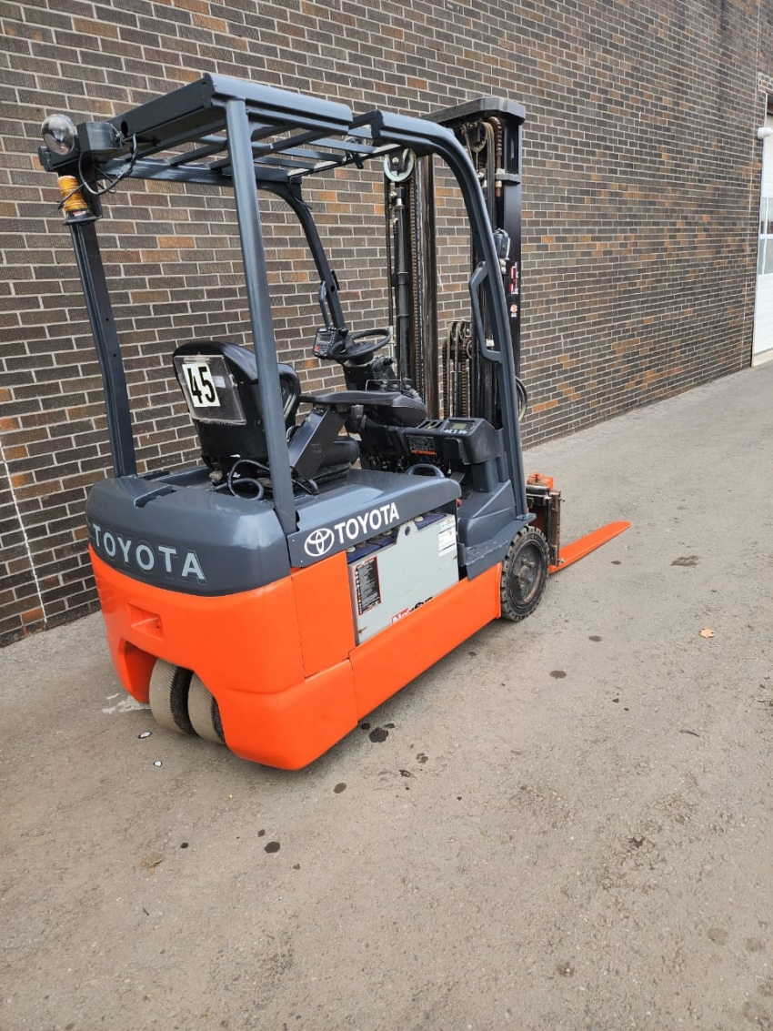 2018 Toyota 3-Wheeler 4000 Lbs Cap. With 3-Stage Side-Shift Charger Included - 123Forklift