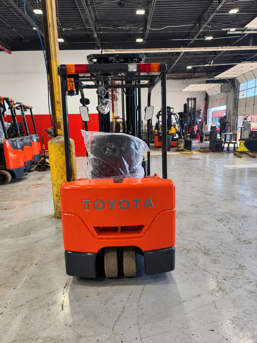 Toyota Electric 3-wheeler with 4,000lb Cap. 4-stage Mast with Side-shifter - 123Forklift