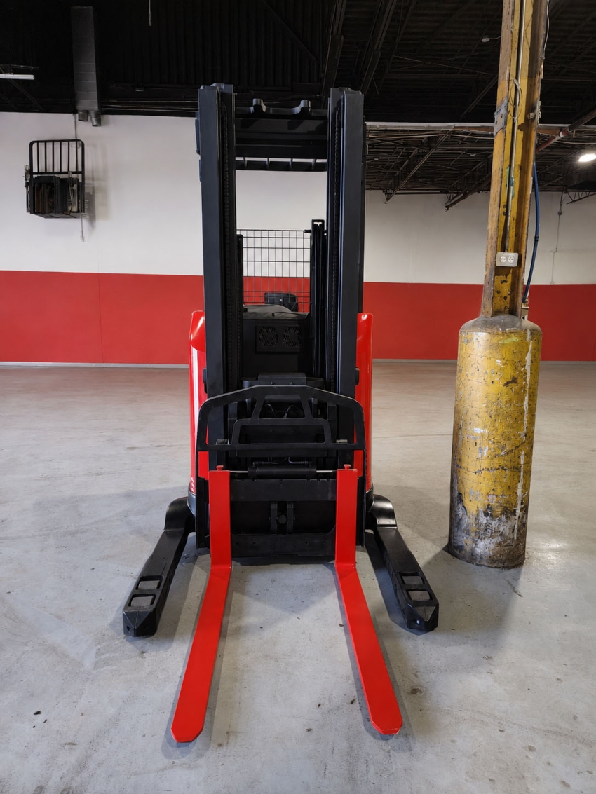 Raymond Deep Reach with 3,200lb Capacity - 3-stage w/ Side shifter - 123Forklift