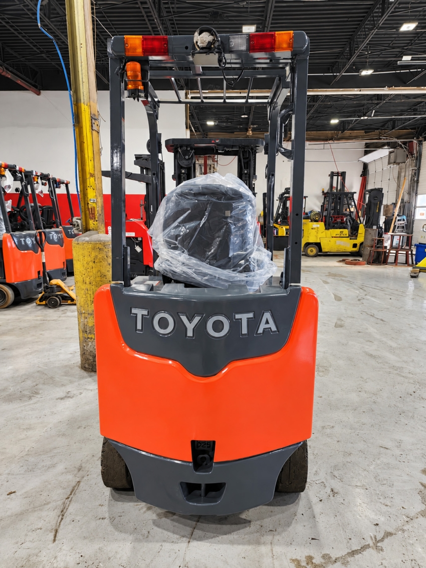Toyota Electric 4-wheeler with 5,000lb Cap. 3-stage Mast with Side-shifter - 123Forklift