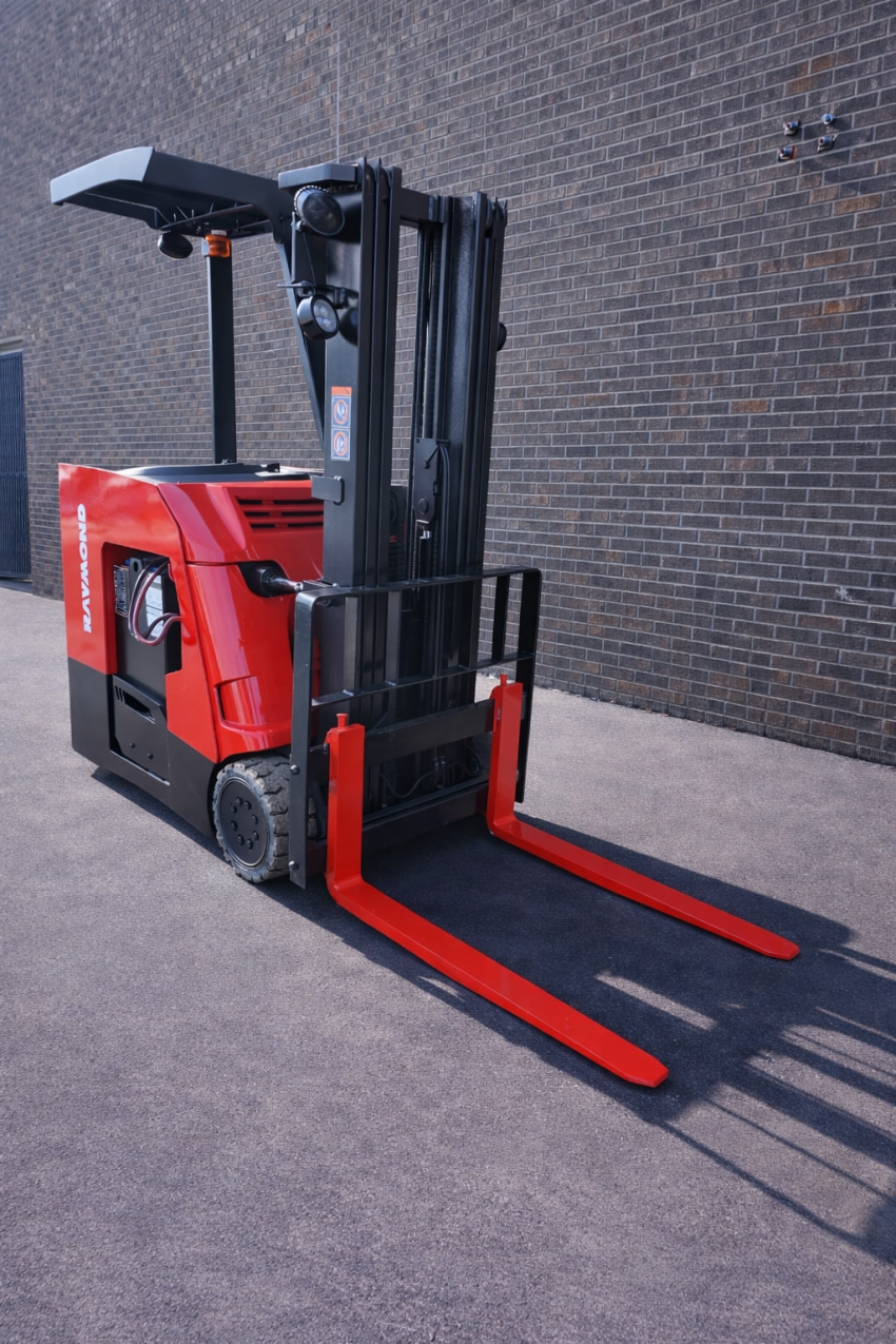 Raymond Dock Stocker with 3000lb Capacity - 123Forklift