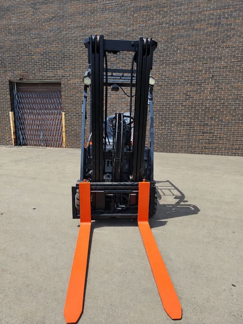 Toyota Electric 3-Wheeler Forklift 3,000lbs. Capacity. 3-stage Mast with Side-Shift. - 123Forklift