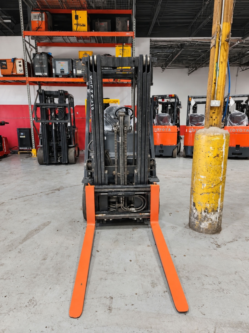 Toyota Electric 4-wheeler with 5,000lb Cap. 3-stage Mast with Side-shifter - 123Forklift