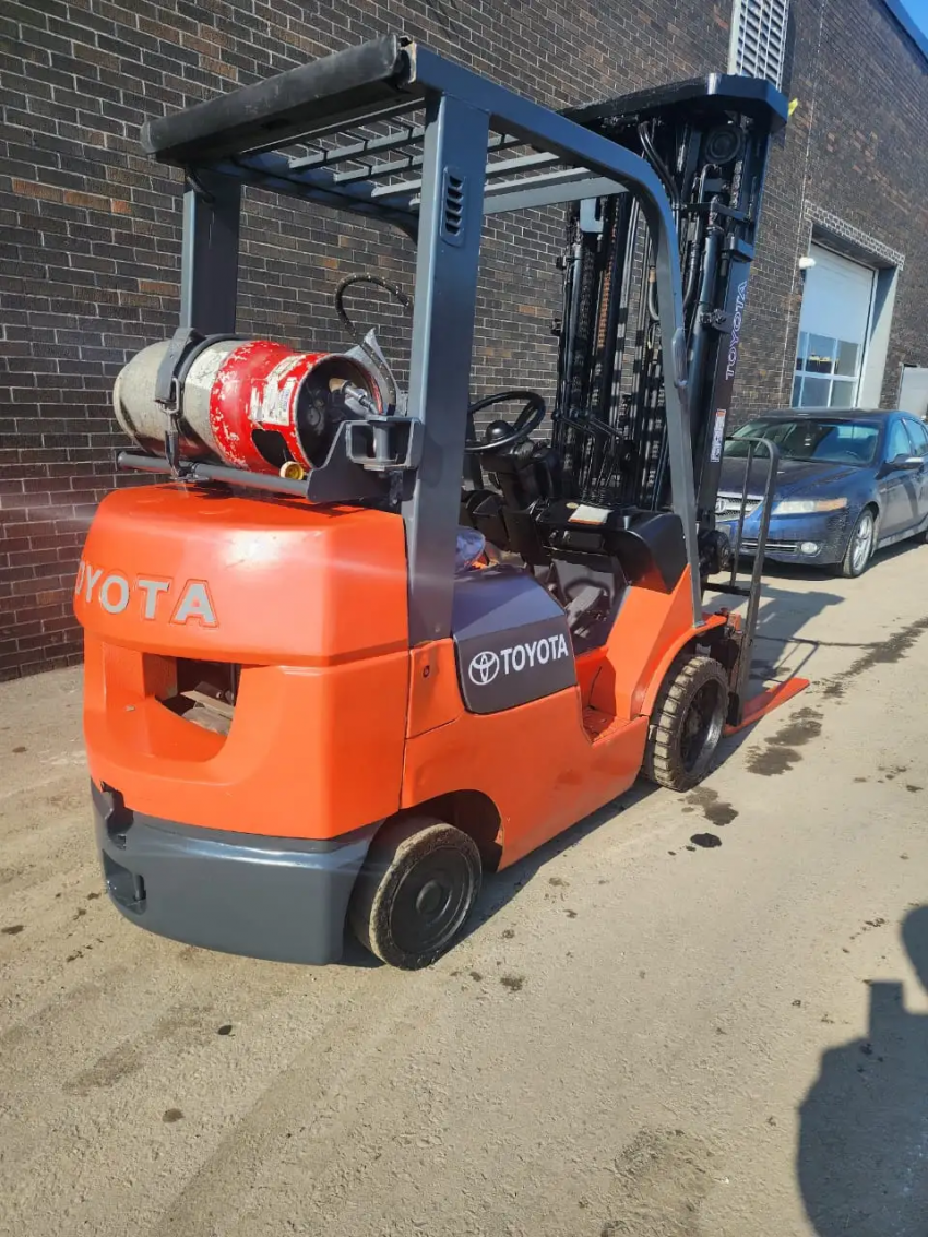 Toyota LPG 5,000 lb Forklift with 4-stage Mast and Side-shift - 123Forklift