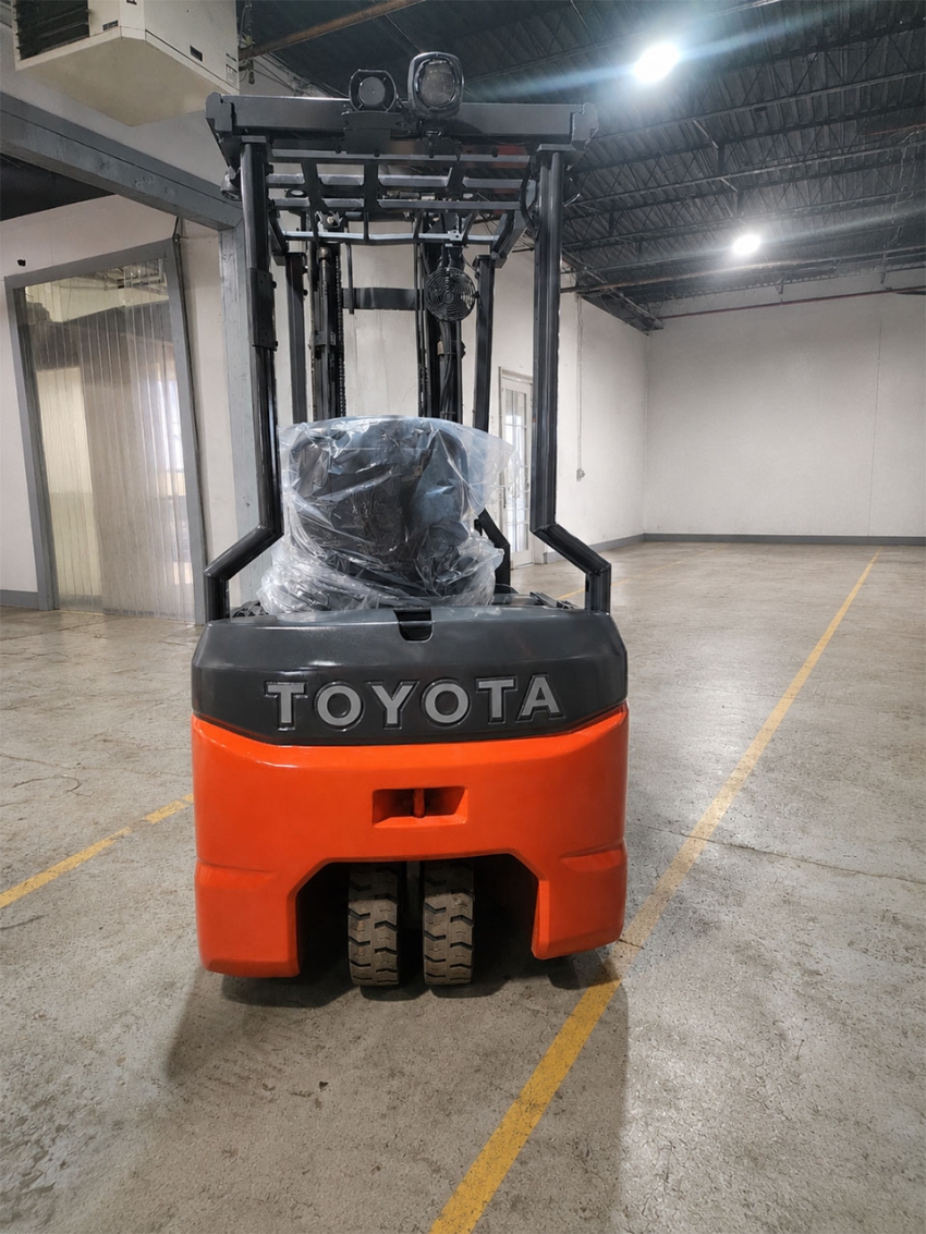 Toyota Electric 3-Wheeler Forklift with 3,000lbs. Cap., with Side-shift and Fork Positioner - 123Forklift