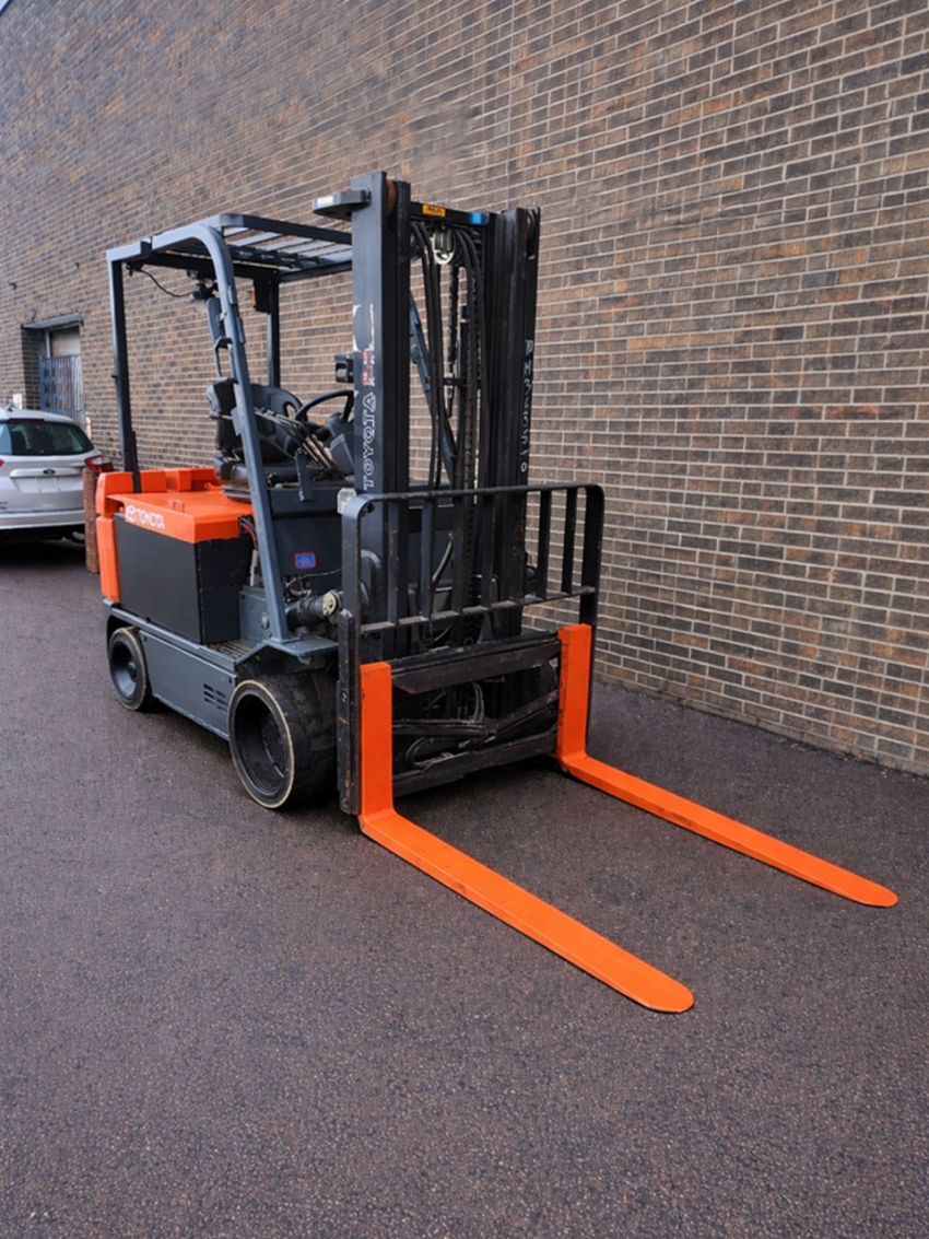 Toyota Electric Counterbalance Forklift with 10,000lbs Cap Equipped with Side-shift and Fork Positio
