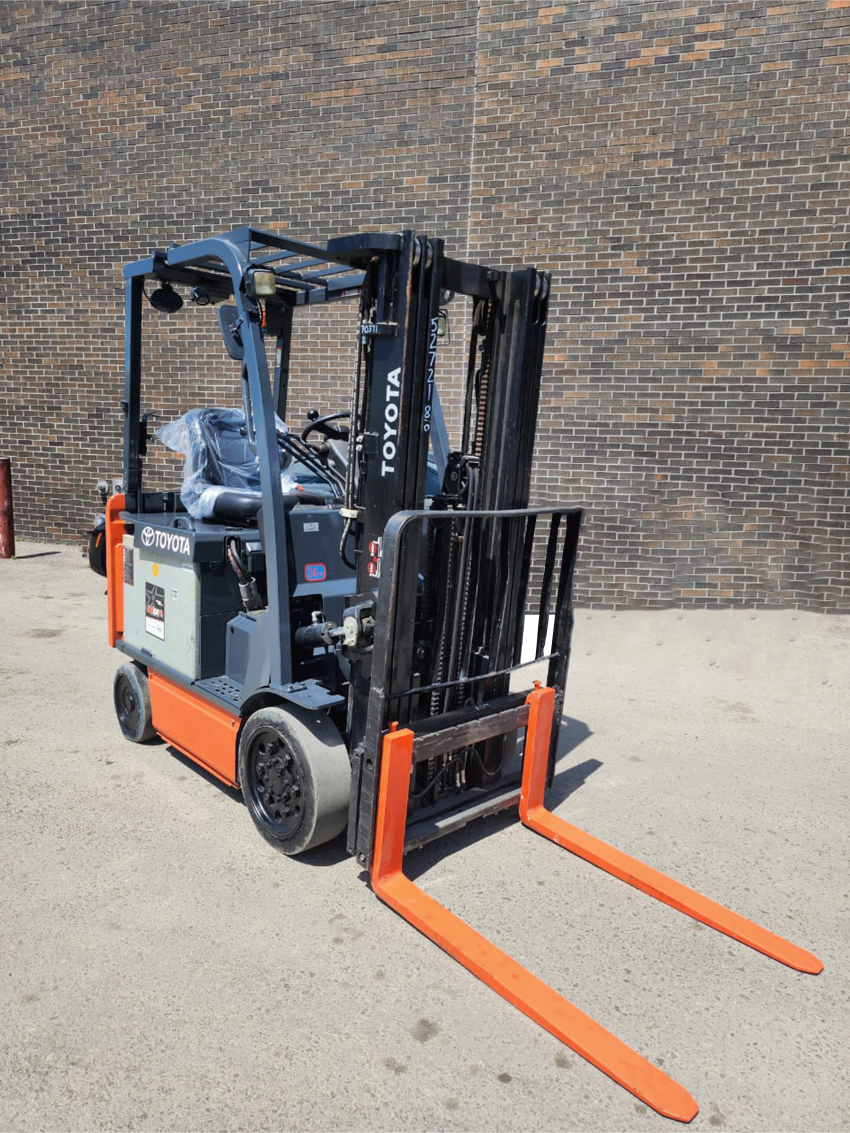Toyota Electric 4-Wheeler Forklift with 5,000lbs Cap., 3-stage Mast with Side-shift