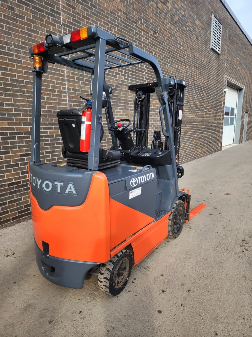 2015 Toyota Electric Forklift With 5.000lbs Cap 3-Stage Equipped With Side Shift - 123Forklift