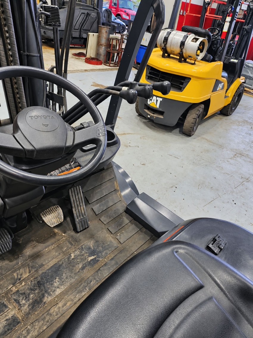 2018 Toyota Propane 8000lbs 3-Stage With Side-Shift - 123Forklift