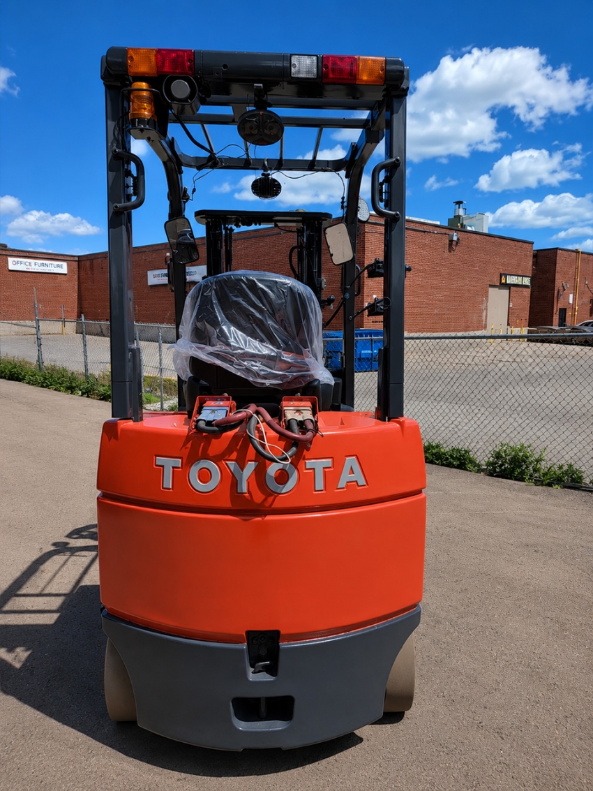 Toyota Electric 4 Wheeler Forklift with 5,000lbs Capacity. 2-stage Mast with Side-shift and Fork Pos - 123Forklift