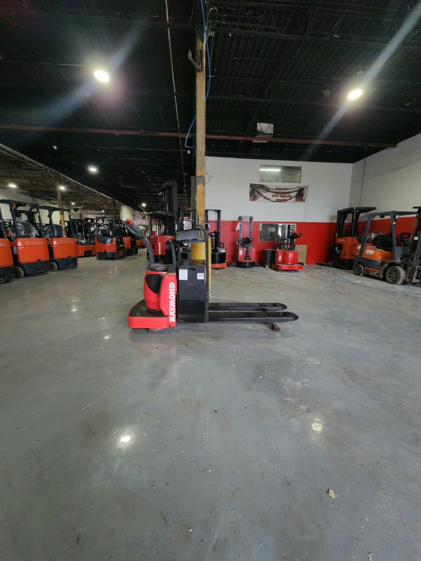 Raymond 8400 Electric Rider Pallet Jack w Charger - 123Forklift