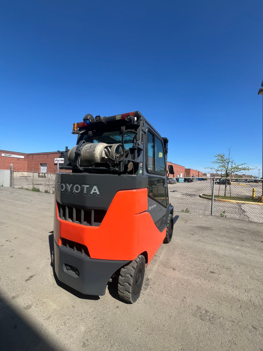 2017 Toyota 8000lbs CAP LPG Forklift Heated Cab & Fork-Positioner - 123Forklift
